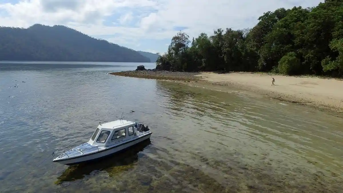 FOTO DRONE: Pulau Bulu Poloe Luwu Timur dari Udara - pulau-patah_20161020_122734.jpg