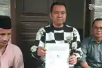 Kuasa-Hukum-Cak-Sholeh-menandatangani-surat-kuasa-bersama-ayah-dari-almarhum-ghofirul.jpg