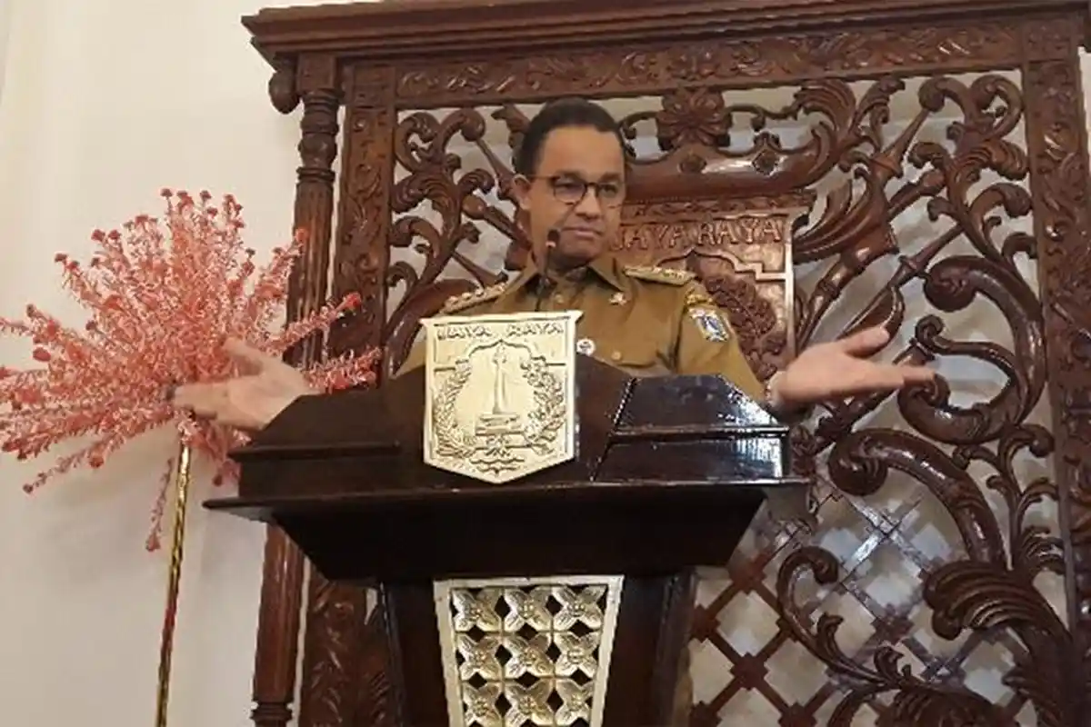 Foto Menarik Anies Baswedan dan Anak Buah, Elus Pipi dan Menoleh ke Arah yang Sama