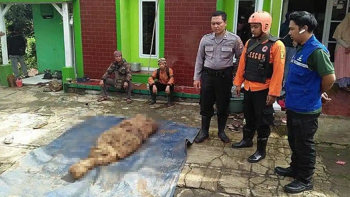 Area Makam Terseret dan Tertimbun Longsor, Petugas Temukan Empat Jenazah