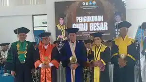 POSE-BERSAMA-Kepala-LLDIKTI-Wilayah-XV-Prof-Dr-Adrianus-Amheka.jpg