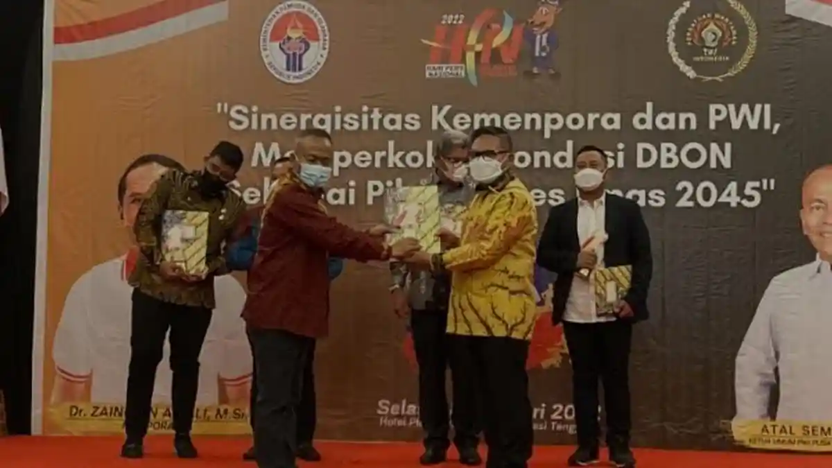 10 Kepala Daerah Raih Penghargaan saat HPN Kendari, Marten Taha Apresiasi SIWO PWI