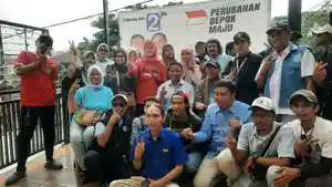 Calon-Walikota-Depok-nomor-urut-2-Supian-Suri-baju-biru-duduk-baris-tengah.jpg
