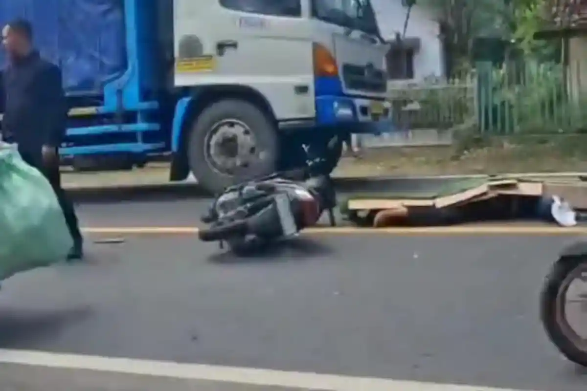 Perempuan Pengendara Honda Beat di Ngawi Tewas dalam Kecelakaan Maut