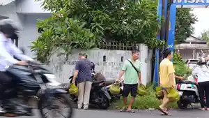 Warga-Manado-membawa-tabung-LPG-3-kg-dari-sebuah-pangkalan-di-Jalan-Garuda.jpg