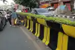 Pengecatan Beton Pembatas Pemisah Jalan