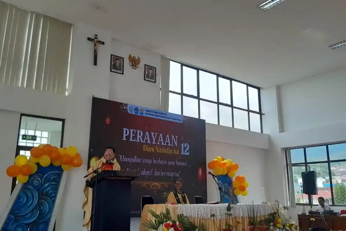 Dies Natalis ke-12 FIKes Unika Ruteng, Tenaga Kesehatan Tidak Cukup dengan Keterampilan Medis
