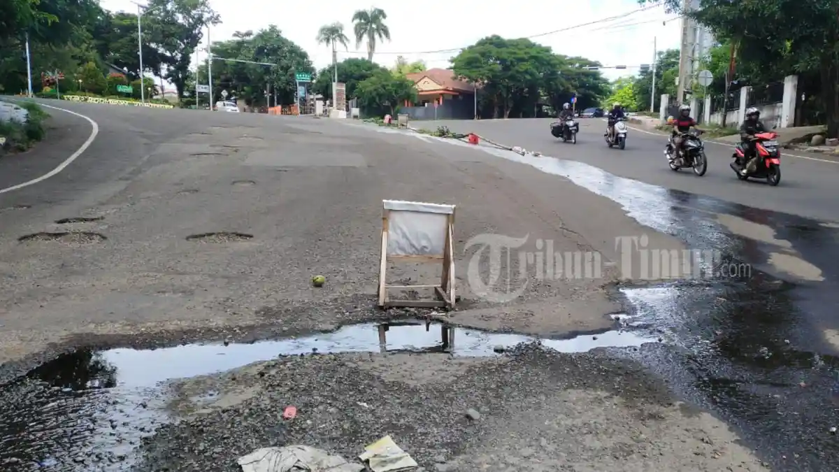 ASN Jeneponto Curhat Kondisi Jalan di Tengah Kota, Licin dan Berlubang  