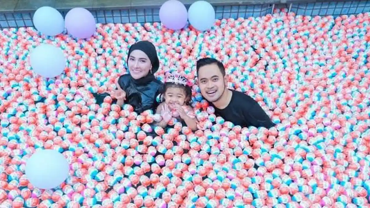 Rayakan Ulang Tahun Putrinya, Juragan 99 dan Shandy Purnamasari Buat Lautan Camilan Cokelat