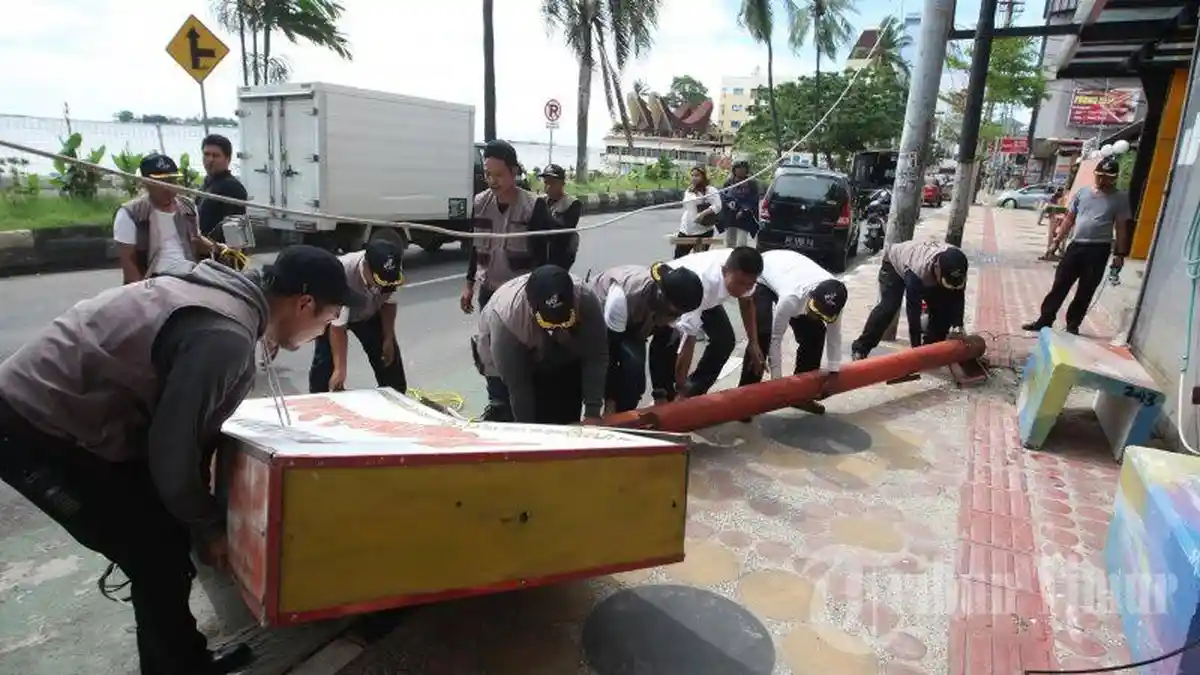FOTO: Dispenda Makassar Sterilkan Papan Reklame di Area Pedestrian - dispenda3_20170222_234918.jpg