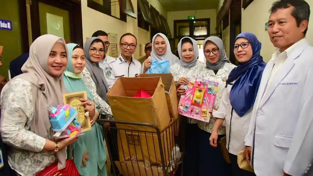 Liestiaty Bareng Istri Wagub Kunjungi Penderita Kanker di RS Wahidin Makassar