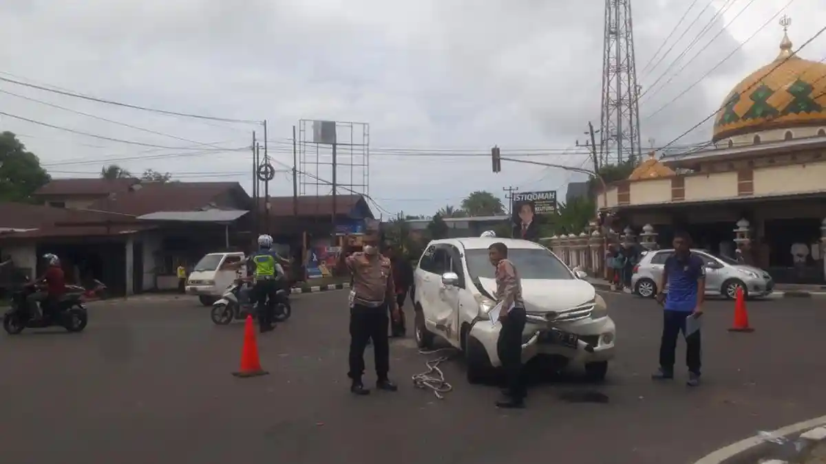 Laka di Perempatan Lampu Merah Kampung Ujung, Sopir dan Pengendara Motor Dibawa ke Rumah Sakit