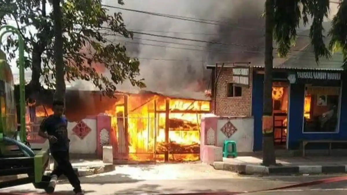 Rumah Guru Pensiunan dan Gedung Sekolah Terbakar di Letta Bantaeng