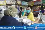 pedagang-kaki-lima-di-alun-alun-kota-batu-menjalani-tes-cepat-antibodi.jpg