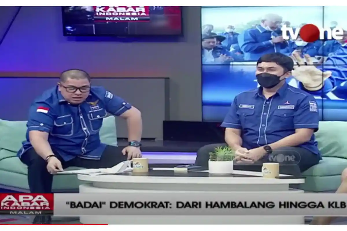 Detik-detik Demokrat Kubu AHY Buka Dompet lalu Pamer KTA di Depan Kubu Moeldoko