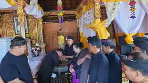 Bupati-Karangasem-Gusti-Putu-Parwata-dan-keluarga-saat-melayat-ke.jpg