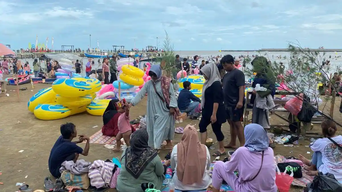 Momen Libur Tahun Baru, Wisatawan Masih Terus Berdatangan ke Pantai Bali Indramayu