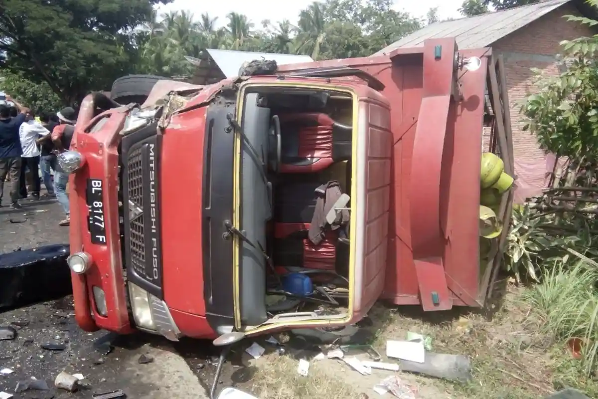 Empat Tewas, Dua Kritis dalam Kecelakaan Truk Elpiji Kontra Mini Bus Isuzu Panther