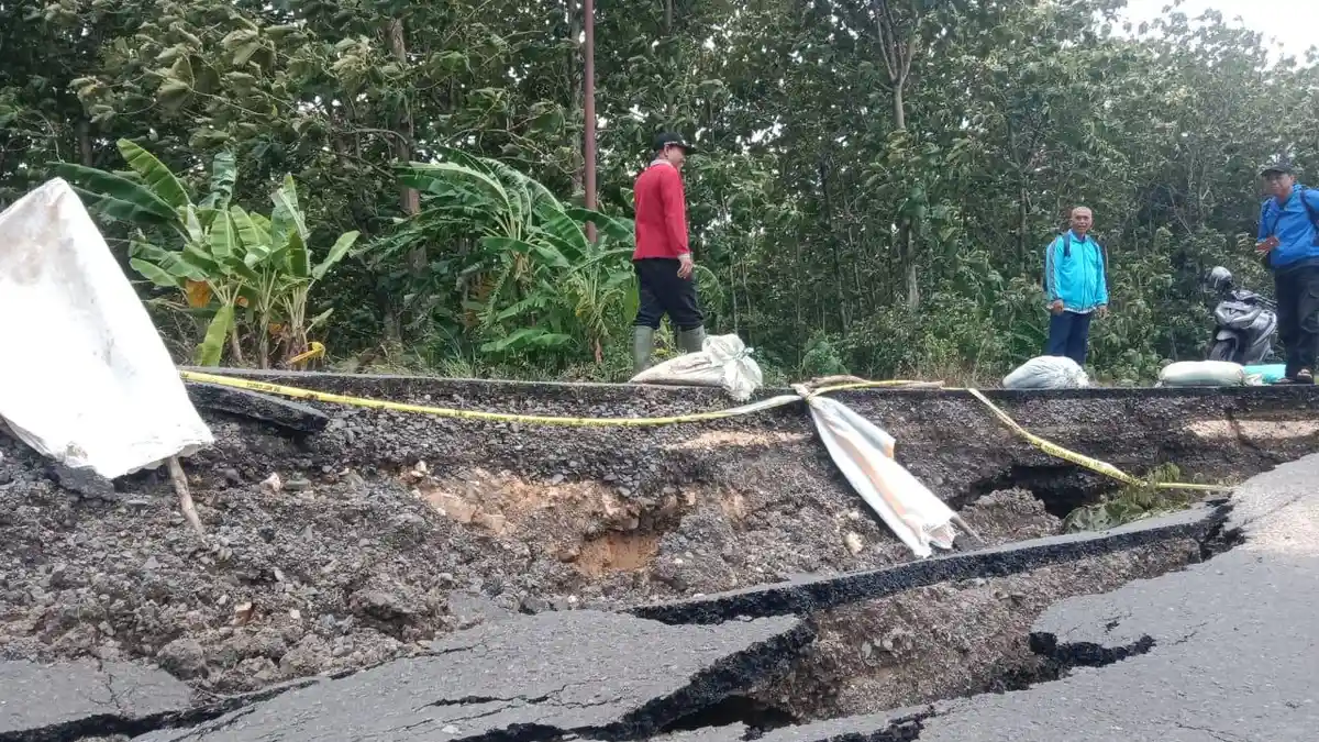 Jalur Alternatif Pati-Grobogan di Tambakromo Longsor, Camat: Kedalaman Capai 2 Meter