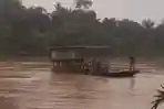 Warga-menyelamatkan-kompang-yang-hanyut-diterjang-arus-deras-Sungai-Kuantan.jpg