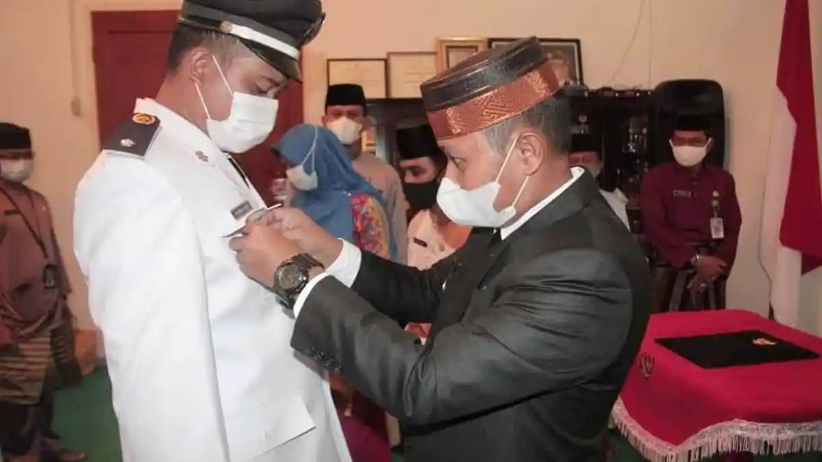 Wakil Bupati Lingga Lantik Pjs Kades Pantai Harapan, Singgung Pilkades Serentak