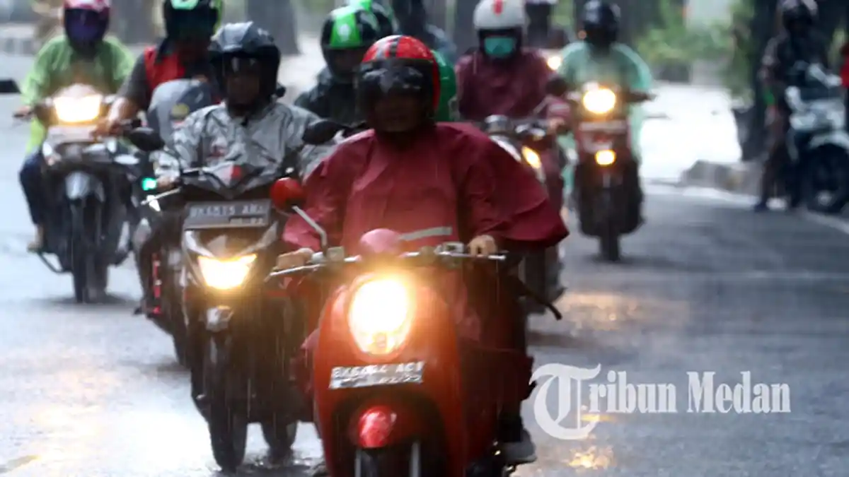 5 Tips Berkendara Aman Saat Musim Hujan Ala Tokopedia, Bawa Jas Hujan & Periksa Kondisi Kendaraan