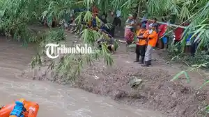 Pencarian-perahu-karet-sragen.jpg