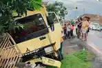 Hilang Kendali Karena Jalanan Rusak dan Licin, Truk Tabrak Pagar Rumah Warga di Srinanti OKI