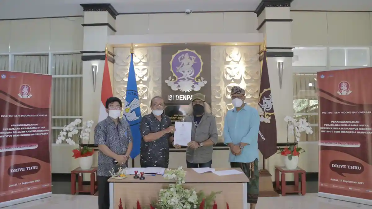 ISI Denpasar dan Mitra Tanda Tangani SPK Merdeka Belajar Secara Drive Thru