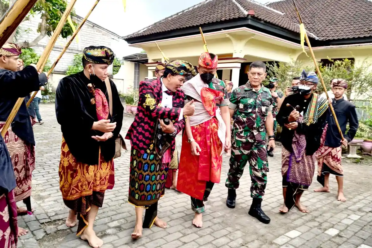 Diberi Gelar Adat Tertinggi dan Keris oleh Majelis Adat Sasak, Ini Tanggapan Pangdam IX/Udayana