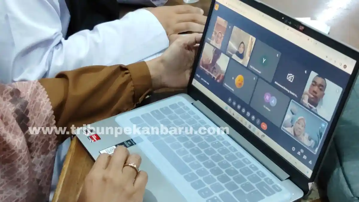 FOTO: Guru Mengajar Secara Daring di Sekolah Akibat Kabut Asap di Pekanbaru - FOTO_Guru_Mengajar_Secara_Daring_di_Sekolah_Akibat_Kabut_Asap_di_Pekanbaru_3.jpg