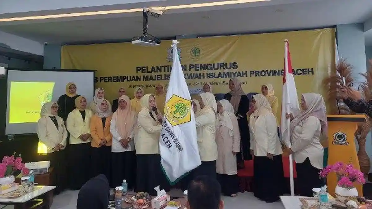 Marlinda Puteh Lantik Pengurus Korps Perempuan Majelis Dakwah Islamiyah Aceh