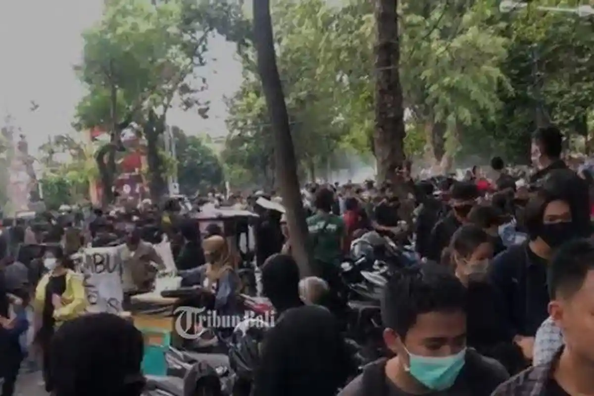 Bali Demo Besar-Besaran, Jalan Puputan Renon Denpasar Lumpuh, Massa Tolak UU Cipta Kerja: DPR Goblok
