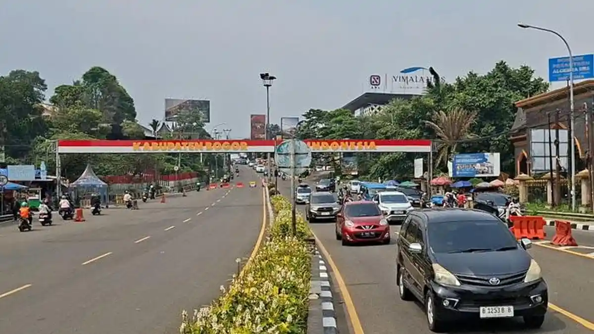Dilintasi 20.000 Kendaraan, Jalur Puncak Bogor Diberlakukan One Way Arah Bawah Siang Ini