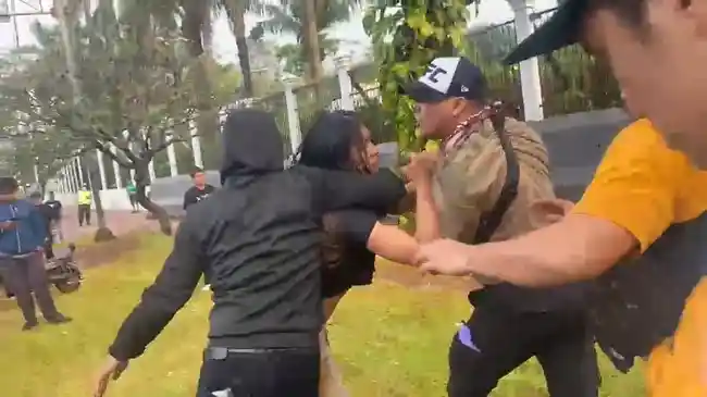 Demo Kelompok Cipayung di DPR RI Ricuh, Satu Orang Diamankan Polisi