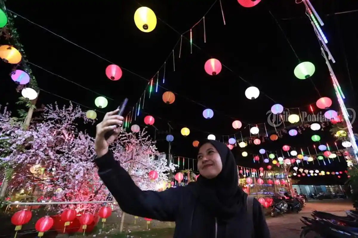 FOTO: Suasana Imlek 2571 dan Cap Go Meh 2020 di Taman Pecinan Jamthang Singkawang - cap-go-meh-singkawang-wanita.jpg