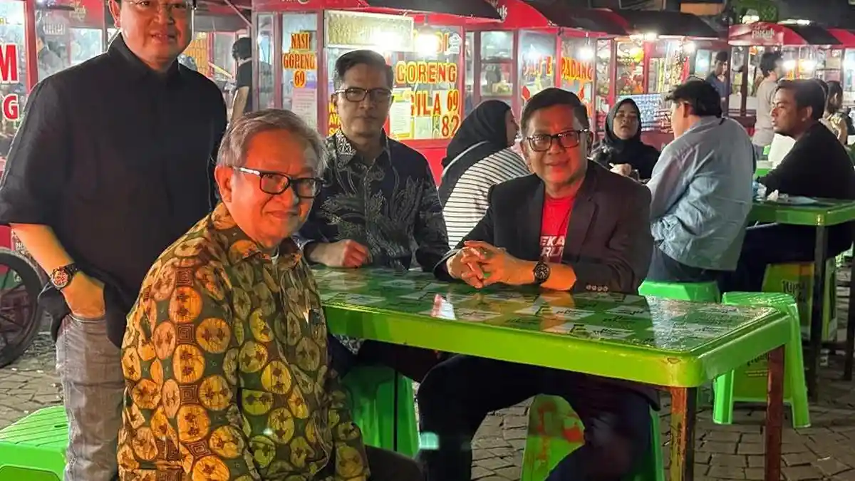 Usai Bebas Dapat Amnesti, Hasto Kristiyanto Makan Sate Padang, Ini Maknanya