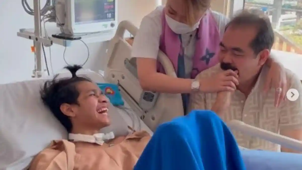 Momen David Ozora Tertawa Riang Pegang Kumis Adam Suseno, Inul Daratista: Semoga Allah Kasih Sembuh