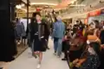 Busana Travel Karya Aura Afilia Padukan Tenun dan Denim