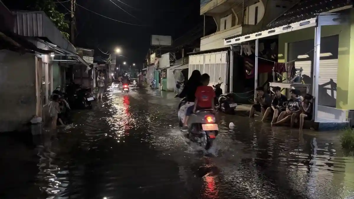 Jalan Kelayan A Banjarmasin Kalsel Terendam Banjir, Sejumlah Motor Mogok
