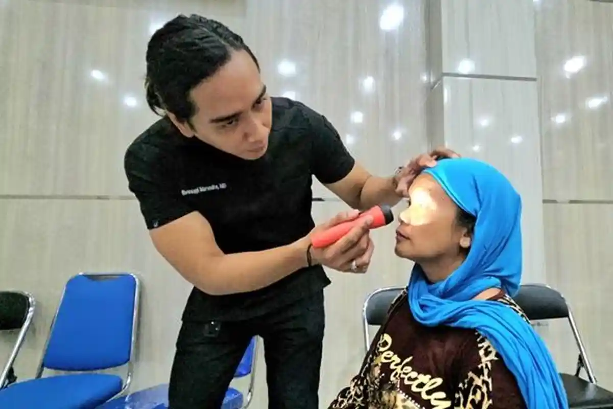 Kasus Katarak Usia Remaja, Dokter Program Operasi Katarak di Balangan Cek Kesiapan Mental Pasien
