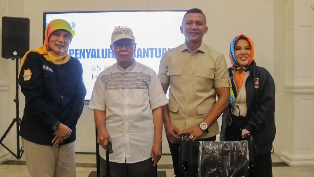 Bantu Warga yang Membutuhkan, Pemkot dan DPRD Kota Bogor Bagi-bagi Puluhan Kursi Roda