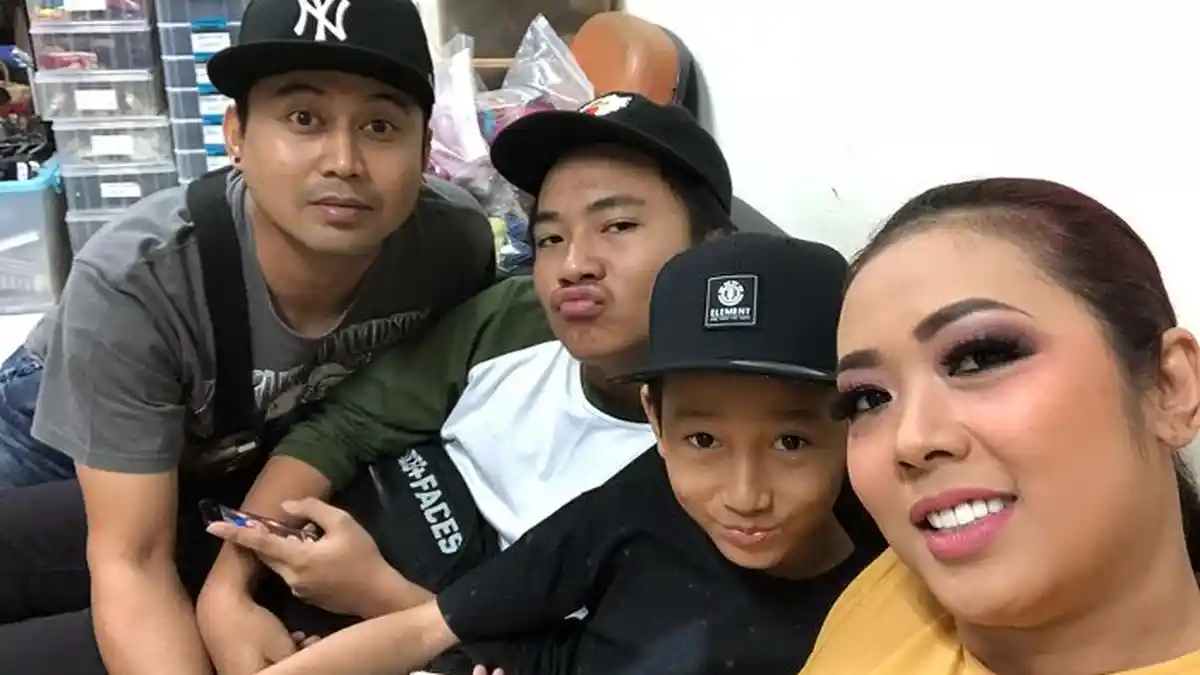 Aksi Kocak Soimah dan Keluarga Saat Arak Sang Buah Hati Usai Berulang Tahun