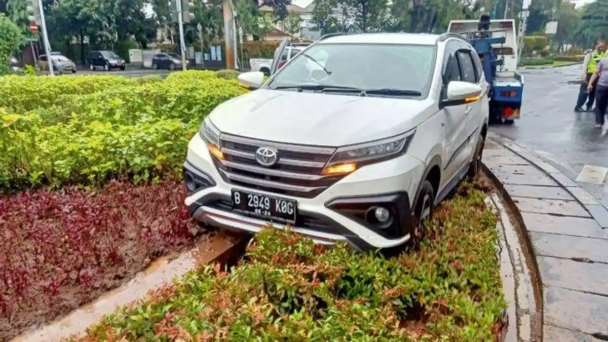 Mobil Toyota Rush Seruduk Taman Suropati, Pengemudi Selamat dari Kecelakaan 