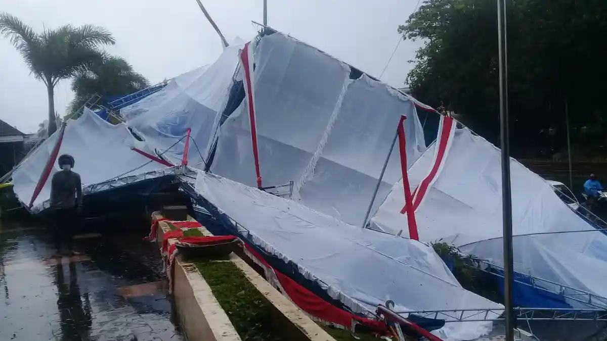 Tenda Tamu Roboh Diterpa Angin, 1 Jam Sebelum Upacara Adat HUT Ke-446 Kota Ambon
