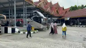 penumpang-bus-di-terminal-BRPS-Pekanbaru-mudik.jpg