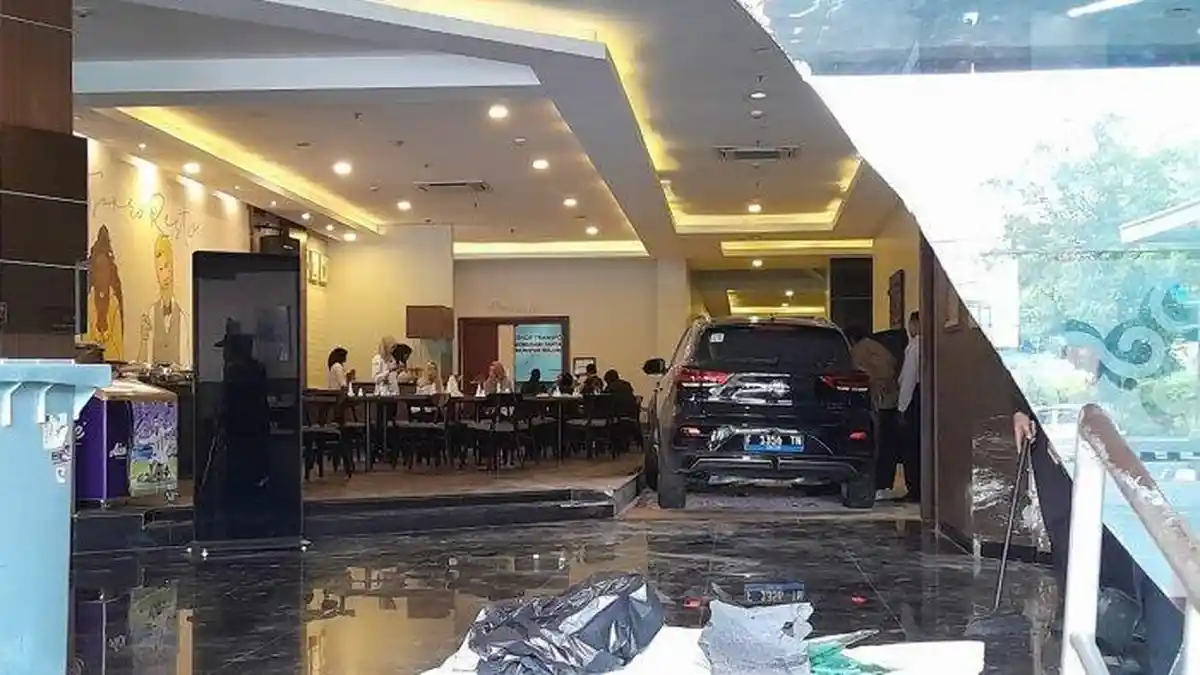 Mobil Hitam Tiba-Tiba Masuk Restoran, Pengunjung Klaten Syok!