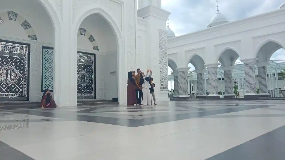 Takjub Dengan Arsitektur Zam Zam Center, Ikon Religi Barru Itu Ramai Wisatawan - Tribun-timur.com