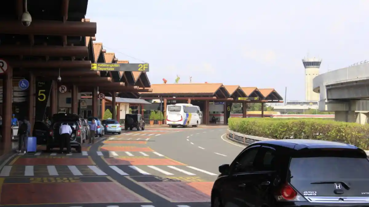 Pengantar Kini Boleh Masuk ke Area Check-in Terminal 2 Domestik Bandara Soekarno-Hatta