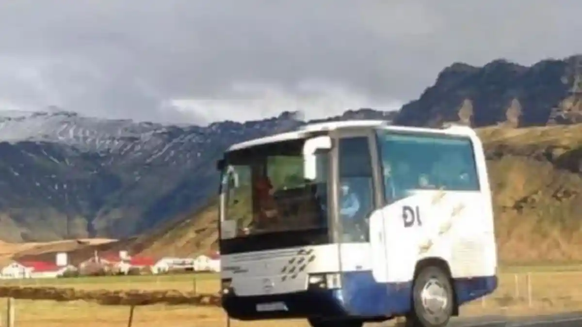 Viral Penampakan Sebuah Bus Terekam Kamera Google Maps Bikin Bingung, Cuma Punya Satu Set Roda